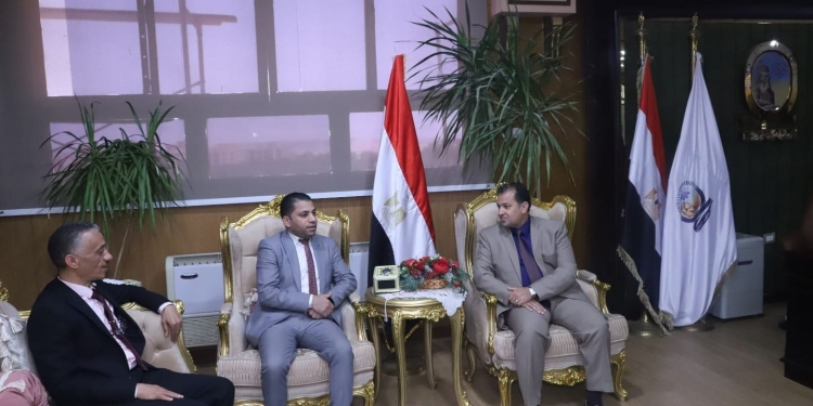 رئيس جامعة جنوب الوادي يلتقي وفد بنك فيصل الإسلامي لبحث التعاون المشترك