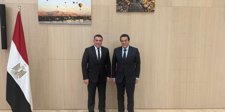 وزير الصحة يناقش إمكانيات التعاون توطين صناعة أجهزة السونار في مصر