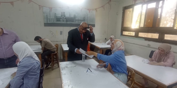 رئيس جامعة الأقصر يتفقد سير امتحانات الفصل الدراسي الثاني بكلية الفنون الجميلة