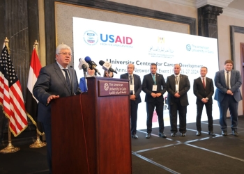 عاشور يوجه جميع الطلاب بالاستفادة من خدمات المراكز الجامعية للتطوير المهني