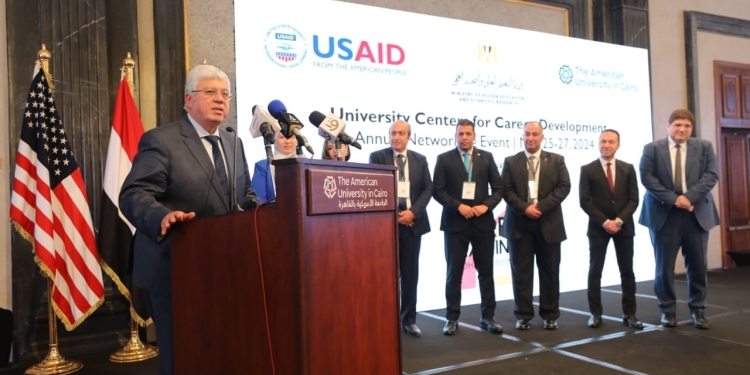 عاشور يوجه جميع الطلاب بالاستفادة من خدمات المراكز الجامعية للتطوير المهني