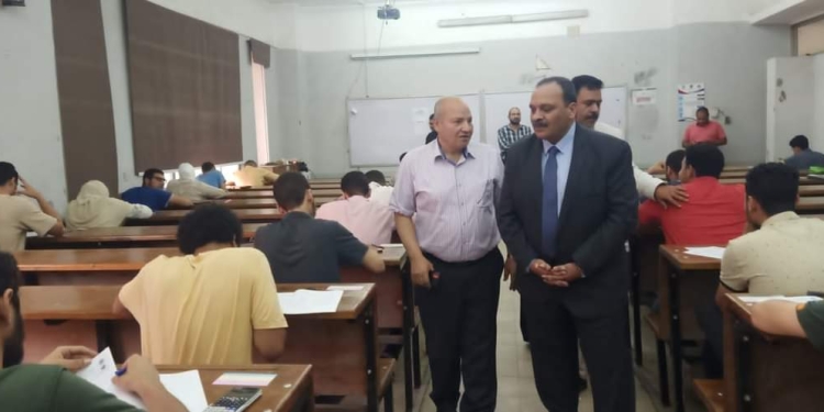 نائب رئيس جامعة بنها يواصل جولاته التفقدية لسير الامتحانات بكلية الهندسة ببنها