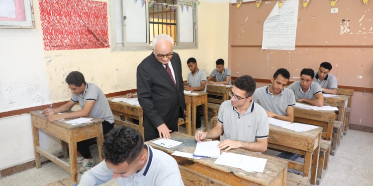 “حجازي” يتفقد امتحانات الدبلومات الفنية بالقاهرة بمدرسة الشهيد كريم أحمد عبد الفتاح