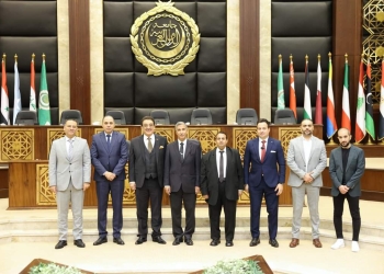 رئيس الجامعة الأمريكية في الإمارات يزور الأكاديمية العربية لبحث التعاون المشترك