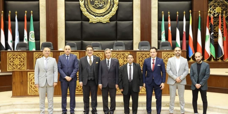 رئيس الجامعة الأمريكية في الإمارات يزور الأكاديمية العربية لبحث التعاون المشترك