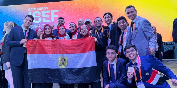 فازوا بـ١٢ جائزة دولية.. حجازي يهنئ الطلاب المصريين الفائزين فى مسابقة "ISEF" العالمية