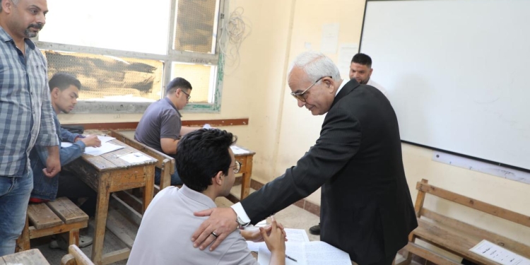 "حجازي" يتفقد امتحانات الدبلومات الفنية بالقاهرة بمدرسة الشهيد كريم أحمد عبد الفتاح