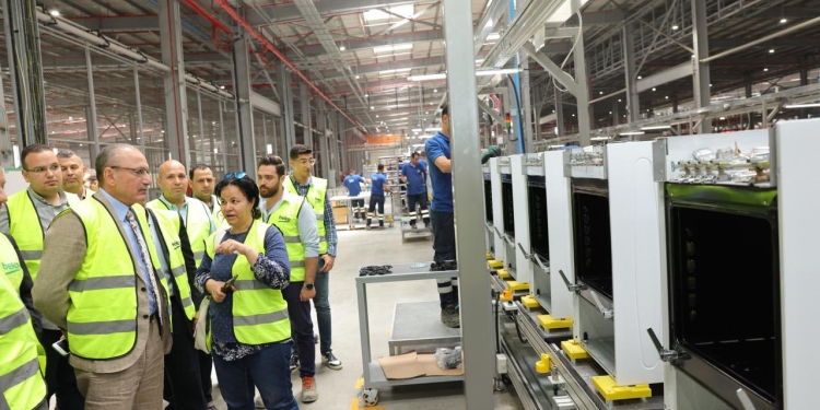 سفير تركيا بمصر في زيارة لمصنع بيكو مصر للأجهزة الكهربائية المنزلية