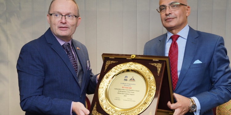 رئيس جامعة عين شمس يستقبل السفير التشيكي