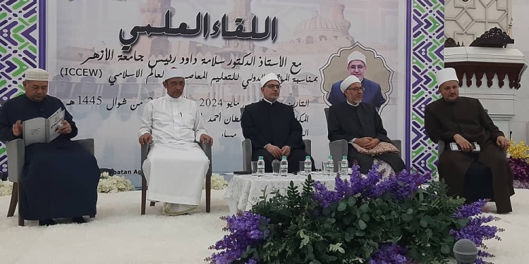 لقاء علمي كبير بمسجد السلطان أحمد شاه بماليزيا احتفاءً برئيس جامعة الأزهر