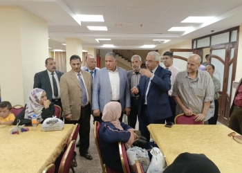 نواب رئيس جامعة الأزهر يستقبلون مرافقي المصابين في غزة ويرسمون البسمة على وجوههم