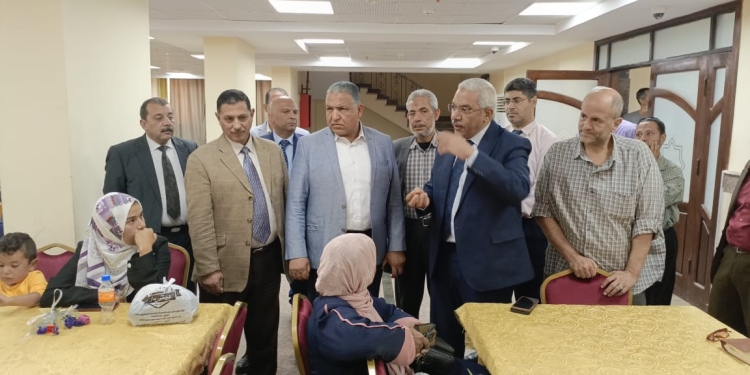 نواب رئيس جامعة الأزهر يستقبلون مرافقي المصابين في غزة ويرسمون البسمة على وجوههم