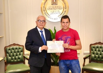 تكريم طالب صمم طاهى شمسى حول الطاقة الشمسية  لحرارية