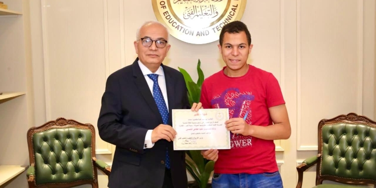 تكريم طالب صمم طاهى شمسى حول الطاقة الشمسية  لحرارية