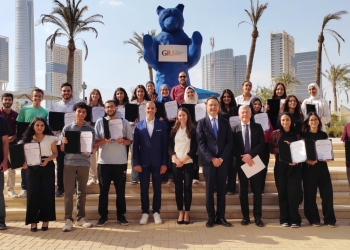 الطلاب الحاصلين على منح الجامعة الالمانية الدولية مع د اشرف منصور مؤسس الجامعة