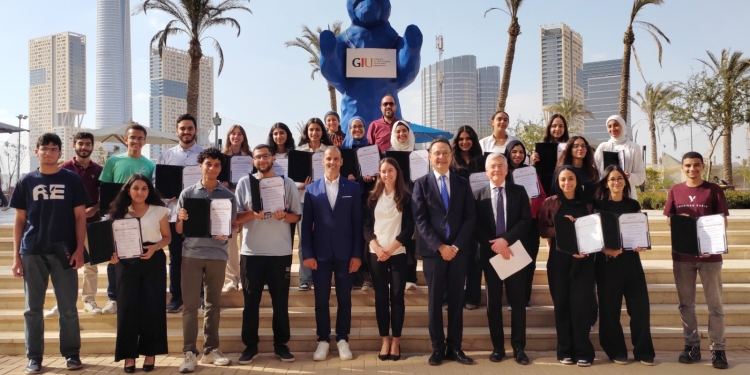 الطلاب الحاصلين على منح الجامعة الالمانية الدولية مع د اشرف منصور مؤسس الجامعة