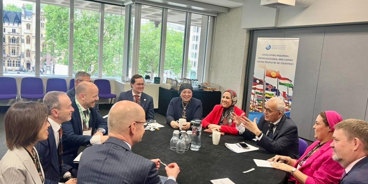 «حجازي» يلتقي بفريق البكالوريا الدولية (IB) لبحث  لتيسير تنفيذ برامجها في مصر