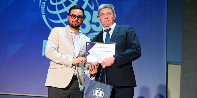 تكريم عبد الرحمن سعد طالب مصري لتميزه بحصوله على الماجستير في علم النفس بجامعة ولاية بينزا بروسيا الاتحادية