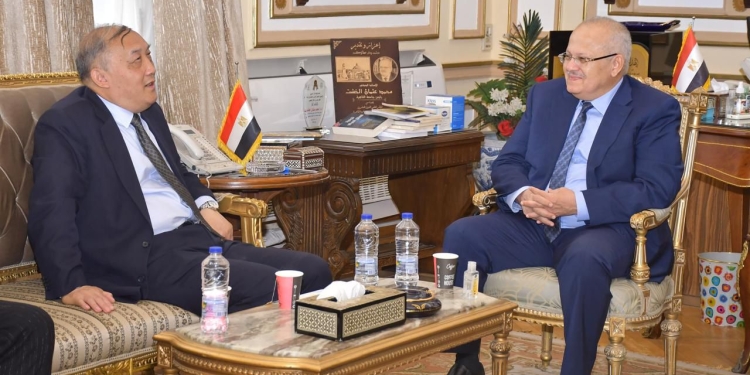 رئيس جامعة القاهرة يستقبل وفدًا صينيًا لبحث تعزيز التعاون المشترك