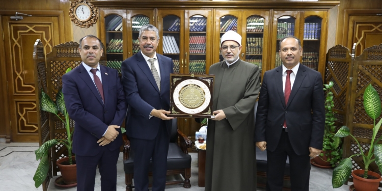 سفير اليمن بالقاهرة يشيد بمنهج الأزهر الشريف مؤكدًا أنه الضمانة الوحيدة لمواجهة الأفكار المغلوطة