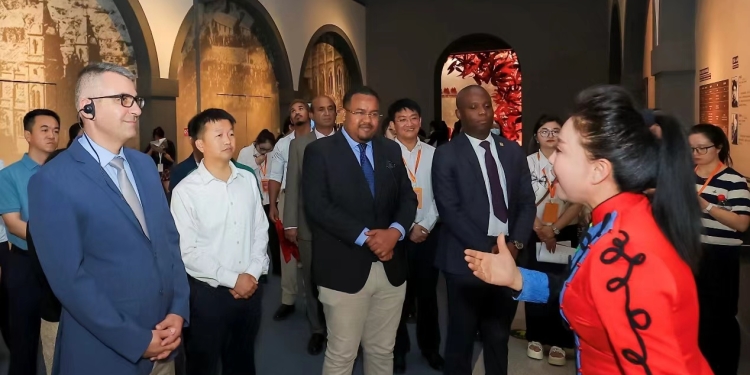 دبلوماسيون يشاركون في افتتاح معرض الأغنية الشعبية بشنتسي الصينية