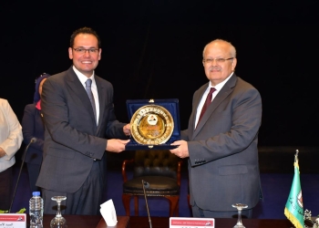 إهداء درع مركز المعلومات ودعم اتخاذ القرار بمجلس الوزراء إلى الخشت