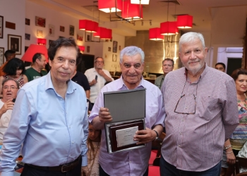 زاهي حواس يحصل علي جائزة رجل العام من إتحاد الكتاب والصحفيين الأسبان