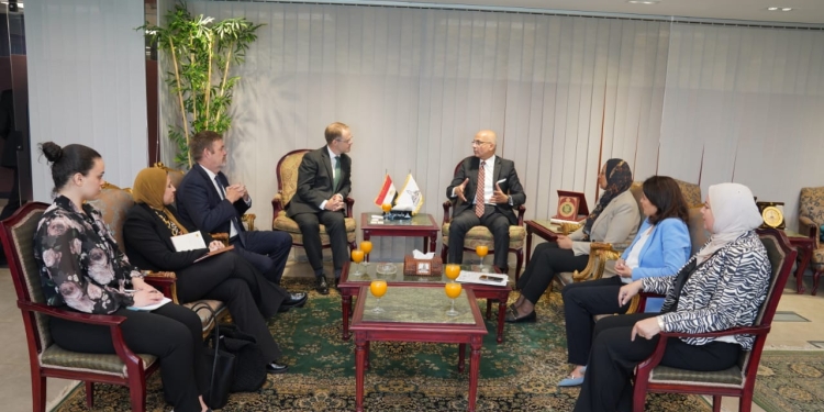 رئيس جامعة عين شمس يبحث التعاون مع السفير البريطانى بالقاهرة