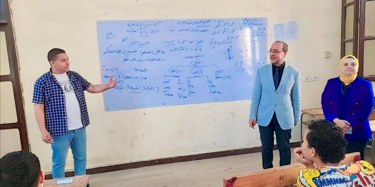 التعليم: اقبال طلابي كبير على المراجعات النهائية لمناهج الإعدادية والثانوية المجانية