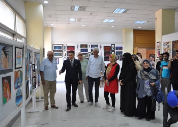 طارق دسوقي يشيد بالأعمال الطلابية بالمعرض العام للفنون التشكيلية والأسرية بجامعة حلوان