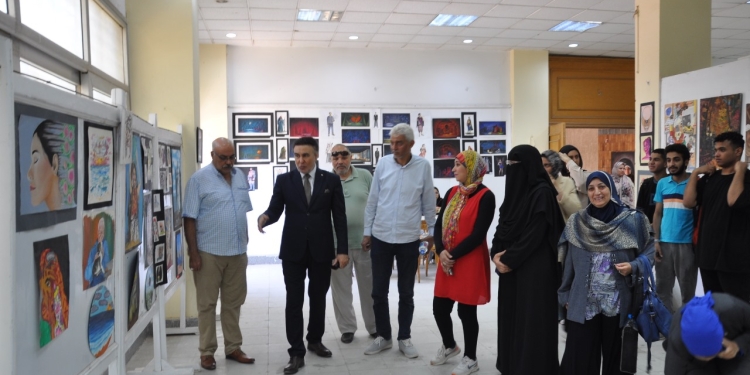 طارق دسوقي يشيد بالأعمال الطلابية بالمعرض العام للفنون التشكيلية والأسرية بجامعة حلوان