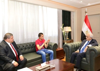 يوسف عبد المقصود طالب بالتعليم الفني نفذ طاهي شمسي حول الطاقة الشمسية إلى حرارية