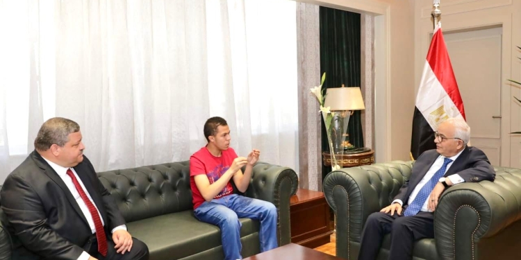 يوسف عبد المقصود طالب بالتعليم الفني نفذ طاهي شمسي حول الطاقة الشمسية إلى حرارية