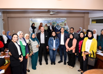 وزيرة الهجرة مع شباب يتى سويف