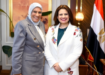 وزيرة الهجرة والسيدة نادية عز الدين ممثلة الجالية المصرية فى ايطاليا