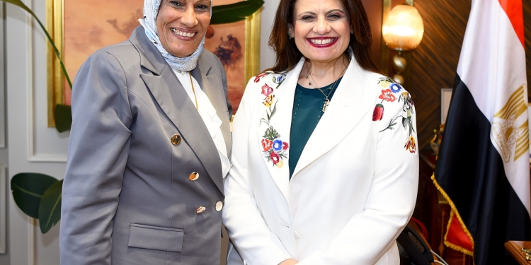 وزيرة الهجرة والسيدة نادية عز الدين ممثلة الجالية المصرية فى ايطاليا