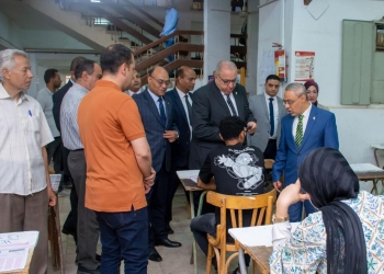 رئيس جامعة طنطا يتفقد امتحانات كلية التجارة