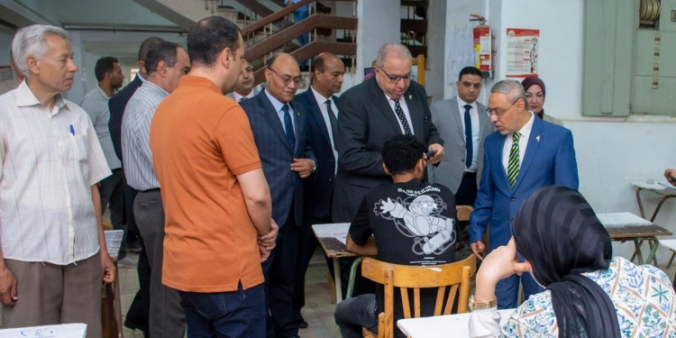 رئيس جامعة طنطا يتفقد امتحانات كلية التجارة