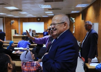 لخشت يتفقد لجان امتحانات الدراسات العليا بكلية الإعلام للاطمئنان على سير الامتحانات 