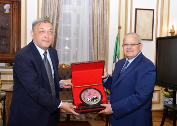 رئيس جامعة القاهرة يستقبل وفدًا صينيًا لبحث تعزيز التعاون المشترك خاصة تدريب معلمي اللغة الصينية بمصر وتعليم اللغة العربية للصينيين