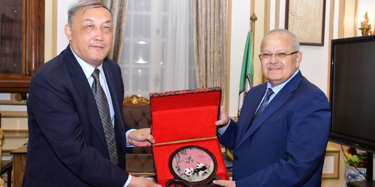 رئيس جامعة القاهرة يستقبل وفدًا صينيًا لبحث تعزيز التعاون المشترك خاصة تدريب معلمي اللغة الصينية بمصر وتعليم اللغة العربية للصينيين