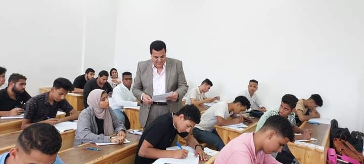 رئيس جامعة بني سويف التكنولوجية يتفقد سير امتحانات الترم الثاني