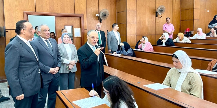 رئيس جامعة طنطا يتفقد امتحانات كلية الآداب