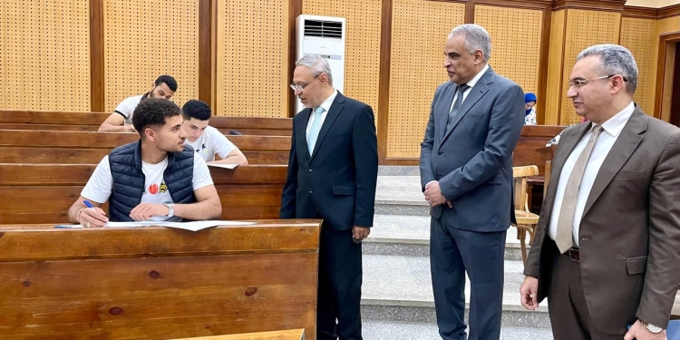 جولة تفقدية لرئيس جامعة طنطا بامتحانات كلية الهندسة