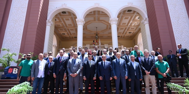 وزير الرياضة يطلق شارة بدء البرنامج التدريبي لمدربي المنتخبات الوطنية من مقر الجامعة البريطانية في مص