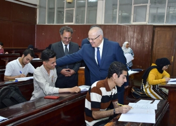 جولة مفاجئة للدكتور الخشت للاطمئنان على سير الامتحانات وأعمال الكنترولات بكليات جامعة القاهرة