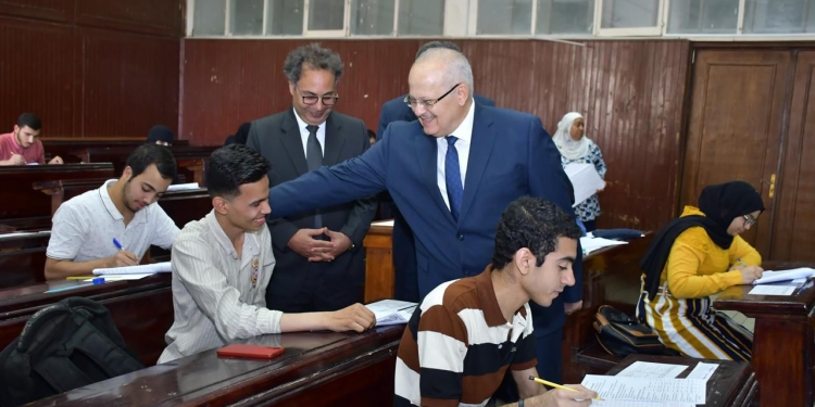جولة مفاجئة للدكتور الخشت للاطمئنان على سير الامتحانات وأعمال الكنترولات بكليات جامعة القاهرة