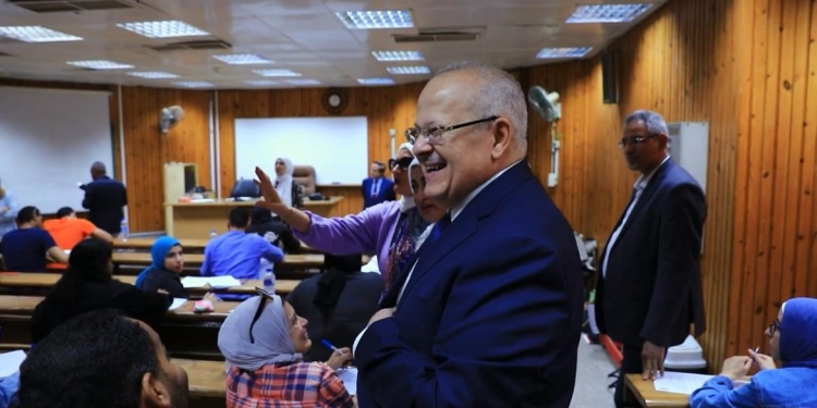 رئيس جامعة القاهرة يطمئن على سير امتحانات الدراسات العليا