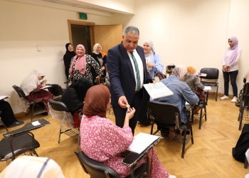 نائب رئيس جامعة الأزهر يشيد بجهود طالبات كلية التمريض التوعوية ويوزع الماء المثلج والشكولاتة