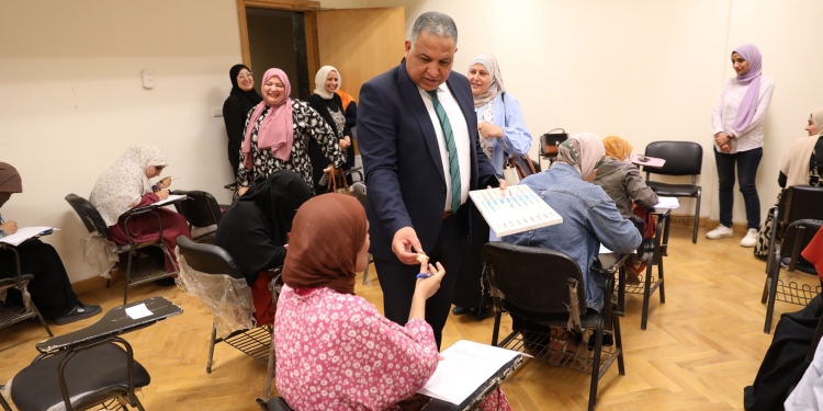 نائب رئيس جامعة الأزهر يشيد بجهود طالبات كلية التمريض التوعوية ويوزع الماء المثلج والشكولاتة